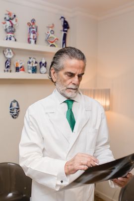 Clínica Neumológica Dr. Barros doctor revisando radiografías